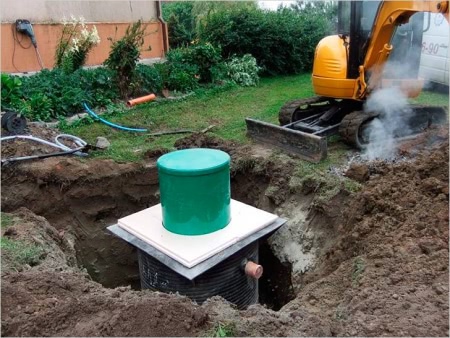 Установленный в котлован септик