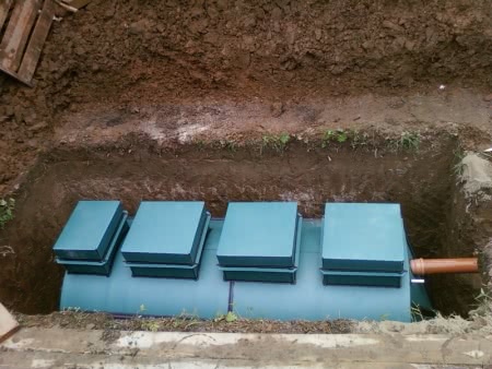 Установленный в котлован септик Установленный в котлован септик