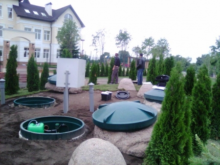 Пример установленного в землю септика