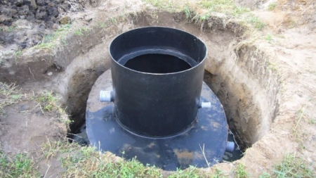 Установленный в котлован септик