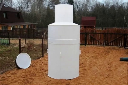 Доставленный на участок септик Кедр