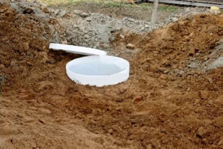 Установленный на участке септик Кедр