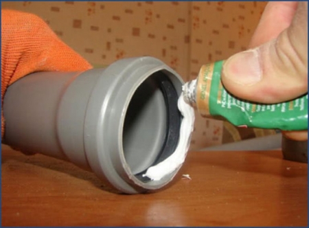 Наносим герметик на трубу
