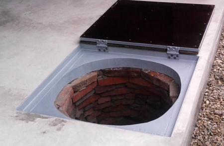 Установленная крышка на люк Установленная крышка на люк