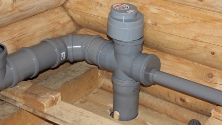Пример установленного клапана на трубе канализации