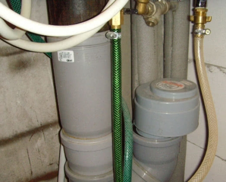 Установленный клапан на трубу канализации