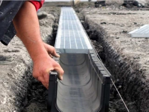 Установка лотков в системе ливневой канализации