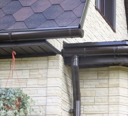 Дом с пластиковыми водостоками Дом с пластиковыми водостоками