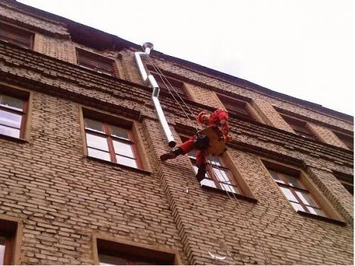 Процесс монтажа водосточной системы