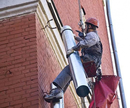Монтаж труб водосточной системы