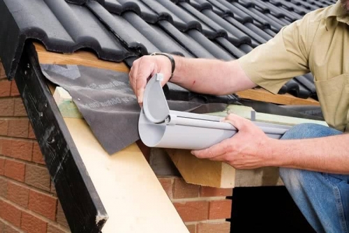 Монтаж желобов водосточной системы