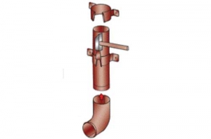 Процесс соединения водосточных труб дома